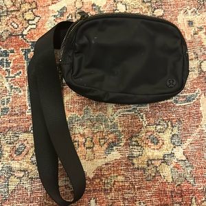 Lululemon black fanny 🖤